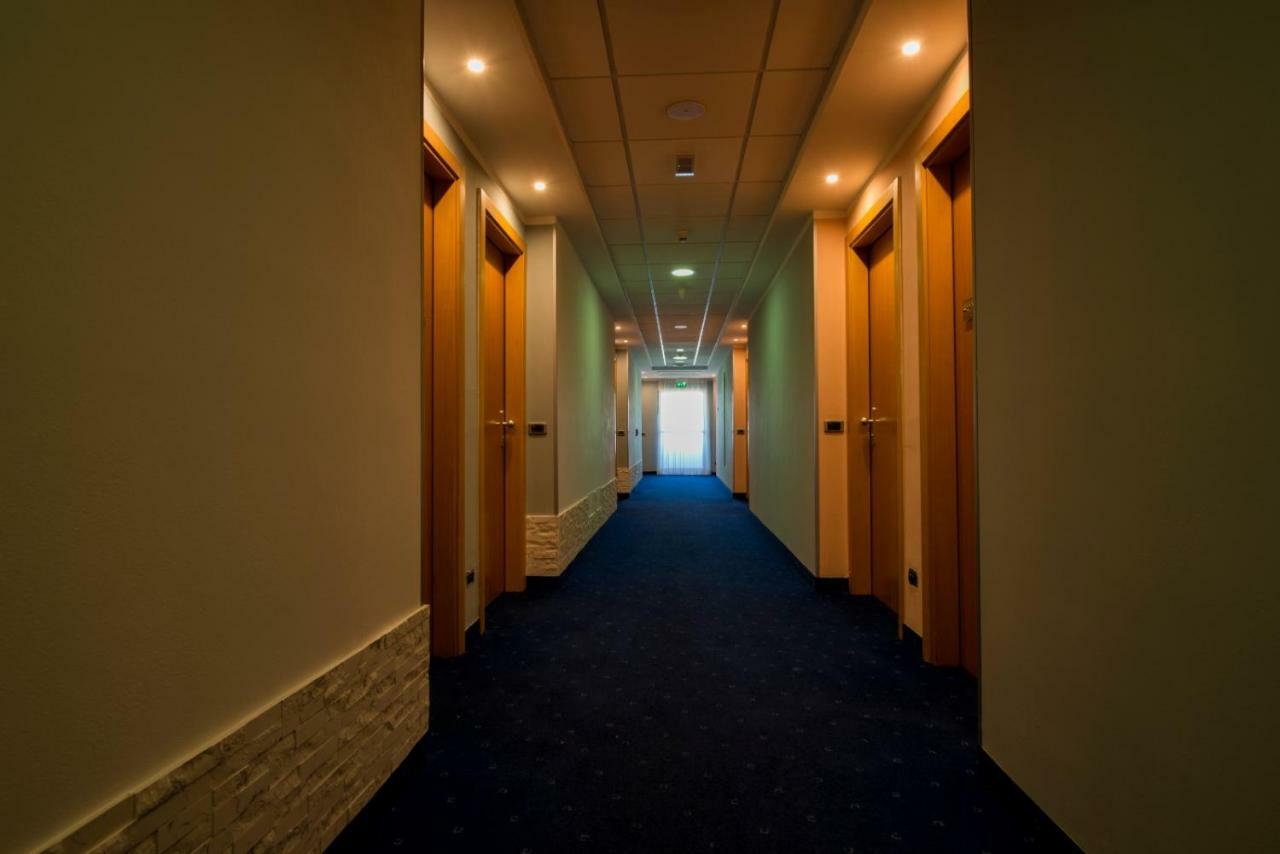 Planet Hotel